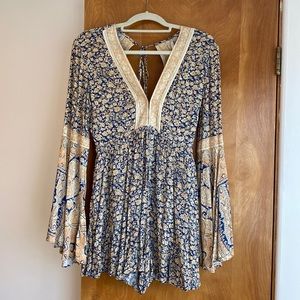 Lulus romper with bell sleeves & open back 💛